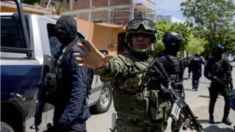 AFP Mexican Navy members and federal policemen take part in an operation in Acapulco, on September 25, 2018
