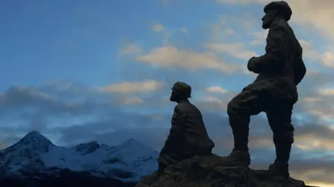 Collie and Mackenzie Heritage Group Mock up of statue