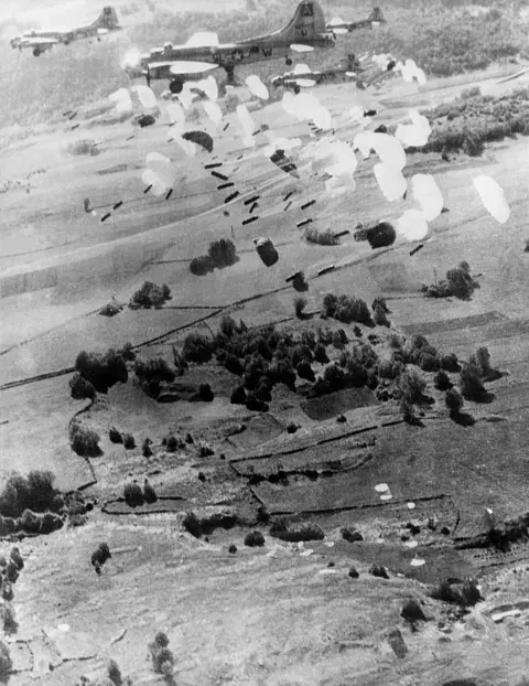 Getty Images US aircraft drop supplies for the maquis (1944)