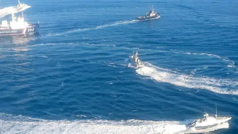Getty Images Russian navy vessels encircling Ukrainian ships, 25 November