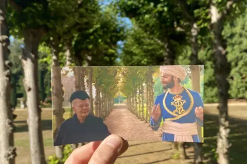 Thomas Duke/Stepping Through Film Dame Judi Dench and Ali Fazal in the gardens in Victoria and Abdul (2017)