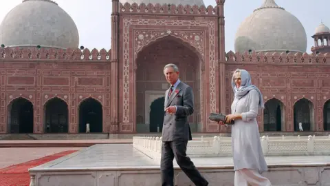 Getty Images Charles and Camilla visit the Badshahi Mosque in Lahore in 2006