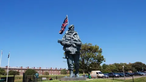 Barry Shimmon Yomper Statue