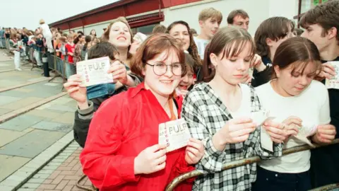 Mirrorpix/Getty Images fans queue up for the show