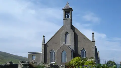 Ruth Sharville/ Geograph Weisdale Kirk