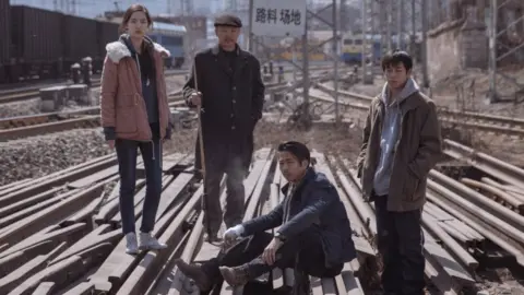 Dongchun Films An Elephant Sitting Still