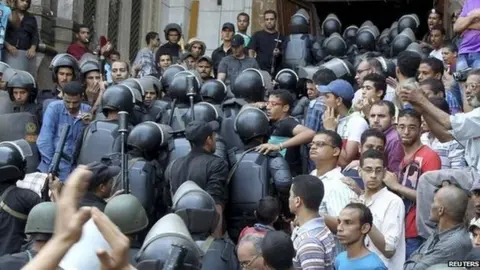 Reuters Security forces move into al-Fath mosque