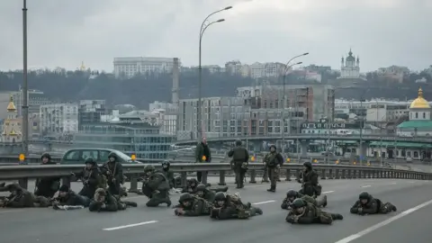 Reuters Soldiers in Kyiv