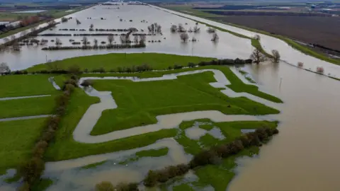 Floods in Cambridgeshire highlight shape of English Civil War fort