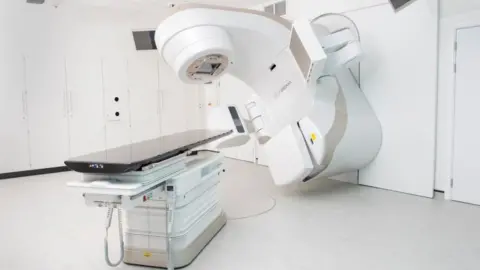 OUH new radiotherapy treatment machine