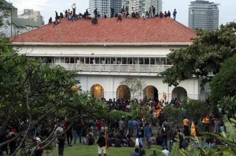 Getty Images Protesters storming Temple Trees, Colombo, 9 Jul 22