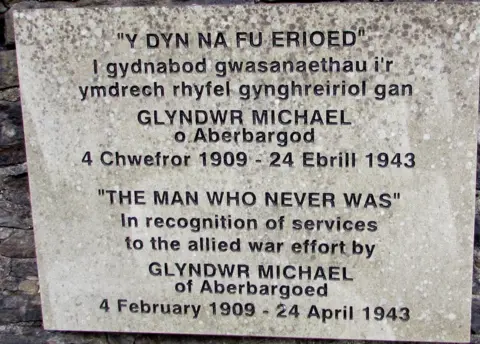 Jaggery/Geograph A plaque in memory of Glyndwr Michael