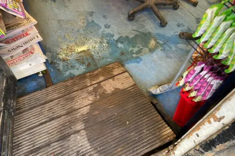 Justin Dealey/BBC Nitan Shah's newsagent in Harpenden