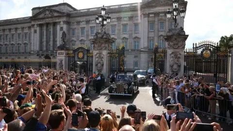 Reuters Crowds at the gates of Buckingham Palace