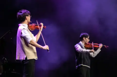 Andrea Pavlou TwoSet perform in London
