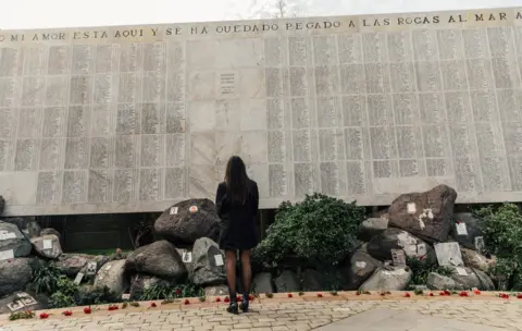 Val Palavecino Camila Vallejo visitando el monumento a las víctimas de la dictadura militar