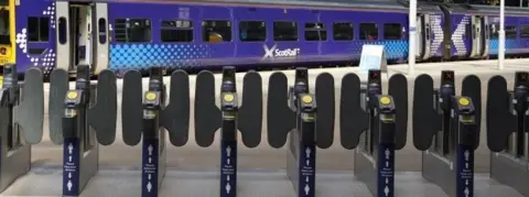 PA Media Train barriers, Glasgow