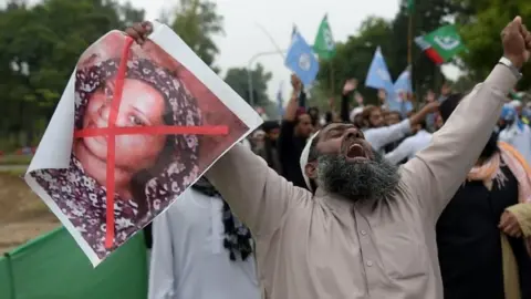 A man holds a photo of Asia Bibi during a protest in Islamabad, Pakistan. Photo: 2 November 2018