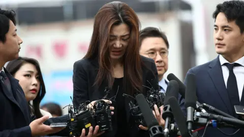 Getty Images Cho Hyun-min, younger daughter of Korean Air chairman Cho Yang-ho, speaks to the media as she arrives at a police station for questioning on 1 May 2018 in Seoul, South Korea