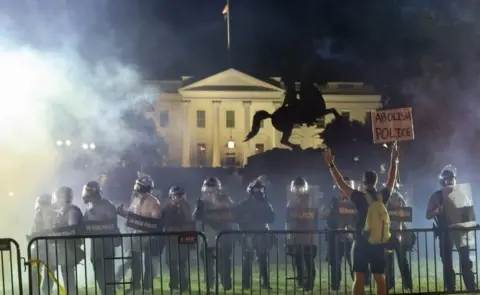 Reuters Riot police secure the area around the White House in Washington DC. Photo: 31 May 2020