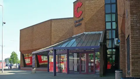 Robin Drayton/Geograph Newport leisure centre