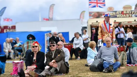 REUTERS/Dylan Martinez Crowds at Portsmouth event