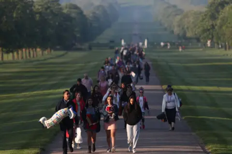 DANIEL LEAL-OLIVAS/afp Well-wishers arrive on the Long Walk leading to Windsor Castle ahead of the wedding and carriage procession of Britain's Prince Harry and Meghan Markle in Windsor, on May 19, 2018