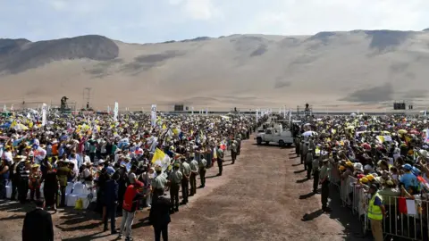 Getty Images Pope Francis arrives (centre) at the Lobitos Beach, near the northern Chilean city of Iquique, to celebrate an open-air mass, 28 January 2018