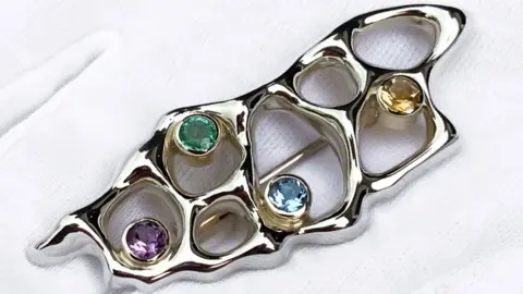 ELEMENT ISLE Brooch in the shape of the Isle of Man