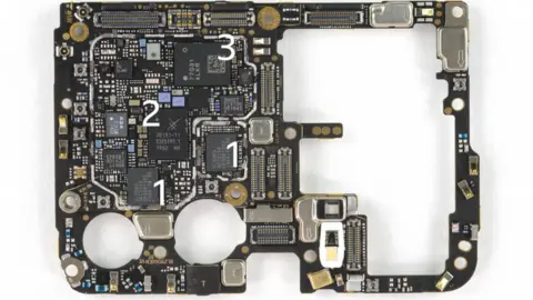 iFixIt One side of the P30 Pro motherboard (picture provided by iFixIt.com)