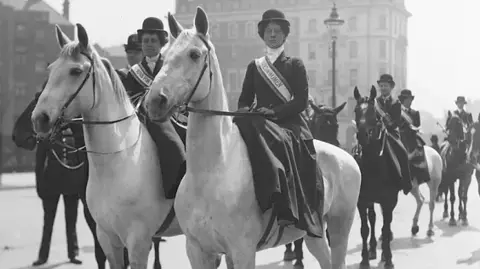 Christina Broom/ English Heritage Suffragettes on a procession in 1909