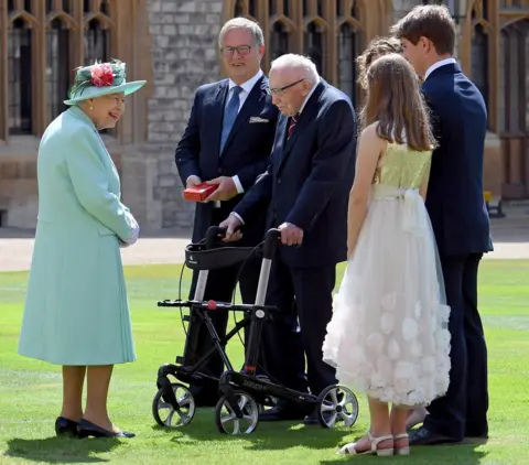 Getty Images The Queen talks Captain Sir Tom Moore and his family in the grounds of Windsor Castle