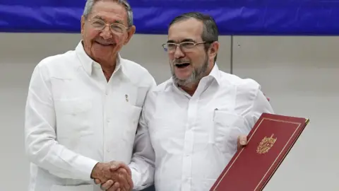 Getty Images Raul Castro President of Cuba (L) and Timoleon Jimenez "Timonchenko" (R) shake hands during a meeting to announce the Ceasefire Agreement between Colombian Government and the FARC rebels on June 23, 2016 in Havana, Cuba