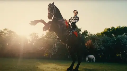 YouTube Harry rears Teake