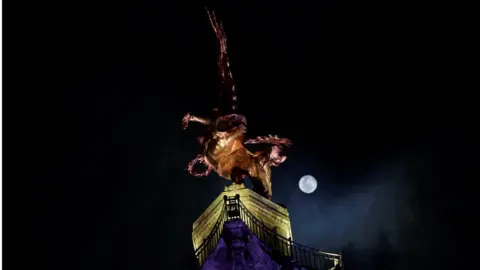 Reuters Supermoon rises over the Angel of Independence Monument in Mexico City