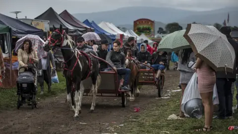 Dan Kitwood/Getty Images Horses and carts make their way through the stands during the annual Appleby Horse Fair