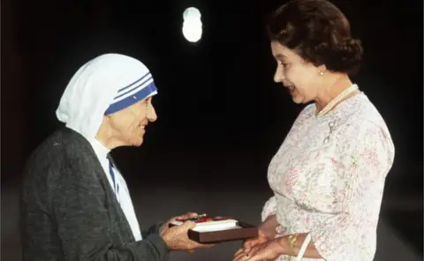 Getty Images NOVEMBER 24: Queen Elizabeth II presents the Order of Merit to Mother Teresa at the Presidential Palace on November 24, 1983 in Delhi, India. (Photo by Anwar Hussein/Getty Images