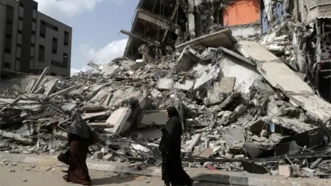 Reuters Aftermath of an Israeli air strike on Gaza (21/05/21)