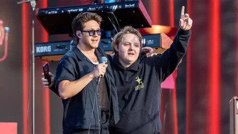 Getty Images Niall Horan and Lewis Capaldi on stage