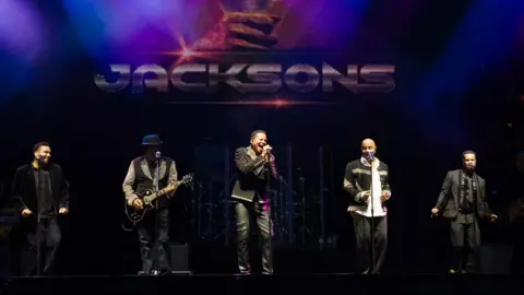 Donna Samuels The Jacksons on stage at Bedford Park Concerts