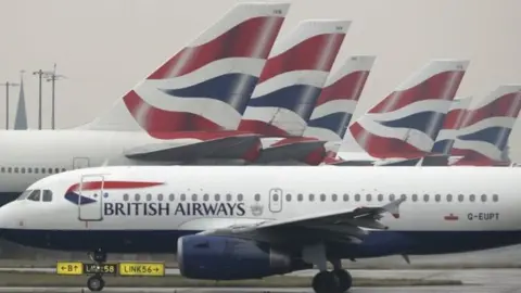 英国航空 旅客機B AC-111-510 BA plane makes emergency landing at Gatwick Airport