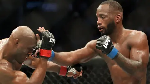 Leon Edwards strikes Kamaru Usman