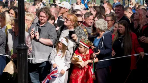 Crowds awaiting the arrival of the King at Cardiff Castle