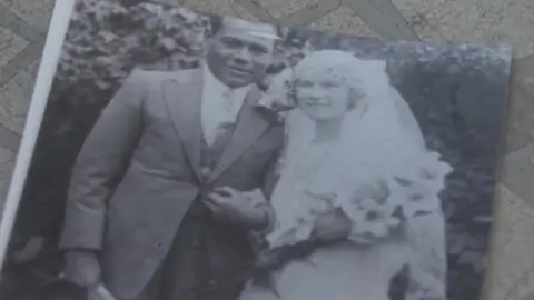 Family photo Jack and Lavinia on their wedding day