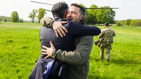 @RishiSunak Rishi Sunak embraces Volodmir Zelensky