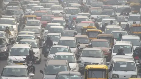 AFP Motorist drive amid heavy smog in New Delhi on November 14, 2017. Doctors declared a public health emergency in New Delhi when choking smog descended on the capital and elsewhere in northern India, prompting authorities to close schools, ban construction and bar trucks from entering the city.