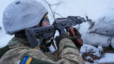 Getty Images Ukrainian soldiers along the frontline near the town of Zolote, Ukraine