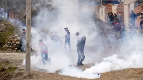 Getty Images Evo Morales supporters clash with police in La Paz. Photo: 11 November 2019