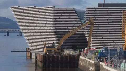 BBC V&A cofferdam removal