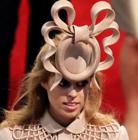 How much do philip treacy hot sale hats cost